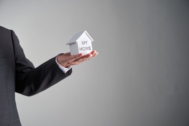 男人有一个微型的房子图片下载