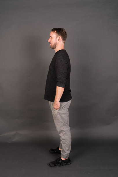 工作室肖像金发白人男子对灰色背景图片下载