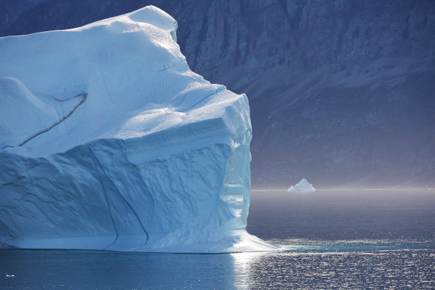 丹麦格陵兰岛Uummannaq峡湾的冰山图片下载