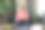 女孩在舒适的氛围中在家里用笔记本电脑工作图片下载