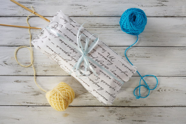 用牛皮纸在木制背景上制成的礼品包装图片下载