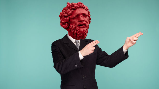 摘要现代拼贴。戴着大卫石膏头像的人用手指了指图片下载