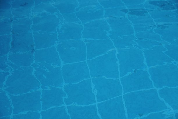 池水呈蓝色。图片下载