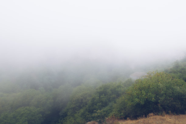 雾景上的Khndzoresk古岩洞城在山上的岩石。亚美尼亚风景胜地。雾中被遗弃的废墟。大气库存图片。图片下载