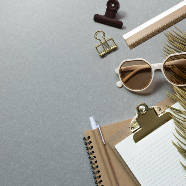 棕色的笔记本，剪贴板，钢笔，眼镜，尺子，夹在灰色的桌子背景。办公空间用品。平铺，俯视图，复制空间图片下载