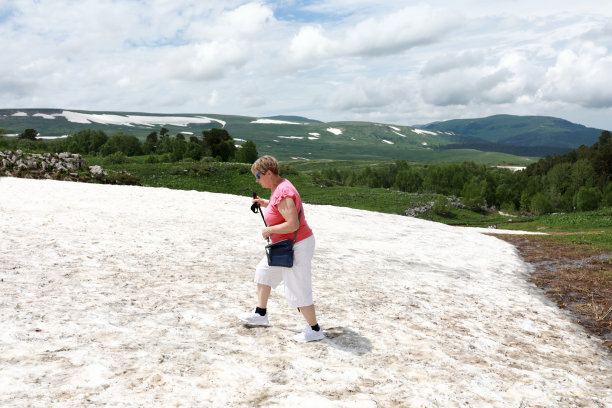 一位年长的妇女徒步穿过拉古-纳基高原的冰川图片下载