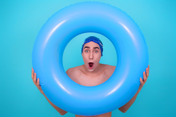 泳池里有个充气戒指的搞笑家伙。图片下载