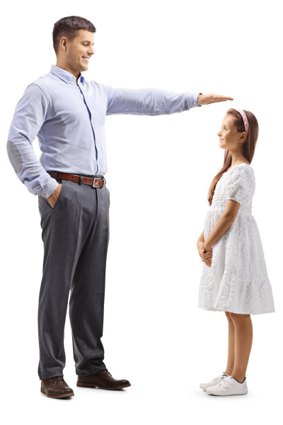 一个父亲在白色背景下测量他的女儿图片下载