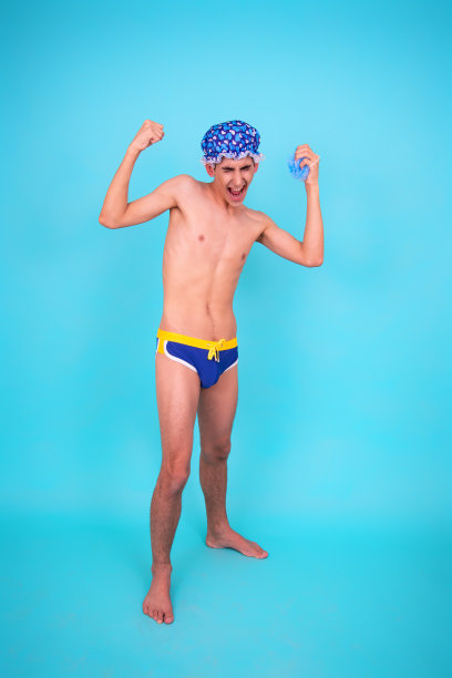 一个年轻迷人的小伙子在淋浴中洗澡。图片下载