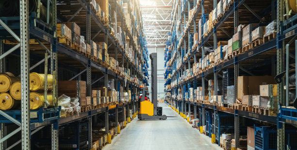 现代分配仓库内部与许多货物在货架上的盒子图片下载