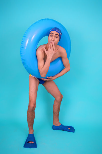 泳池里有个充气戒指的搞笑家伙。图片下载