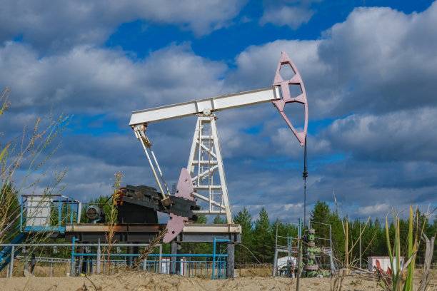 油田单肩摇床。石油和天然气生产。图片下载