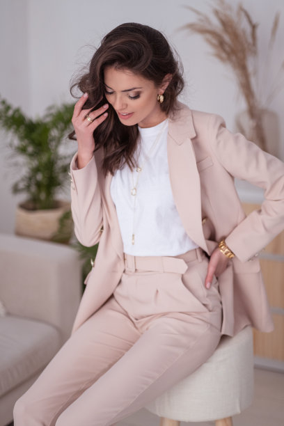 令人敬畏的时尚褐发模特。图片下载