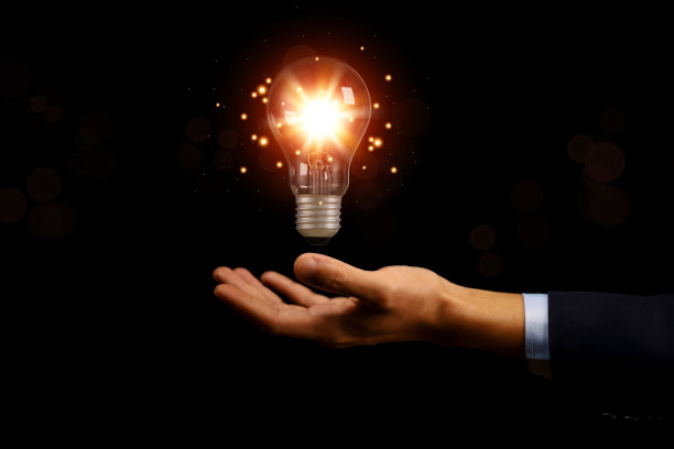 商人拿着一个灯泡图形数字技术摘要。有创意和革新的。头脑风暴在商业上的想法。发展、成长和成功的策略图片下载