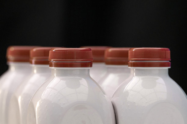 有红色瓶盖的牛奶瓶图片下载