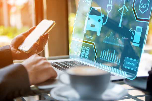 商人使用智能手机和电脑为工作技术和业务展示信息数据碳中和概念。可再生能源绿色企业拯救气候变化和全球变暖图片下载