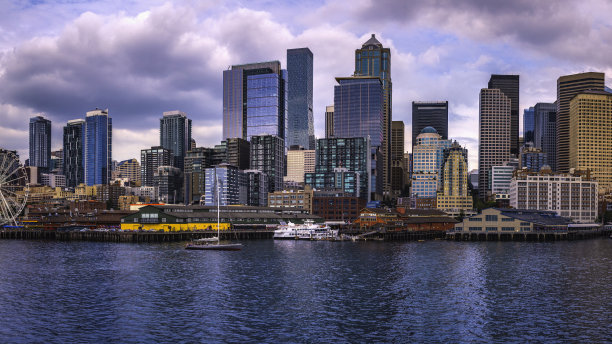 西雅图城市的天际线，华盛顿州艾略特湾上戏剧性的云景图片下载
