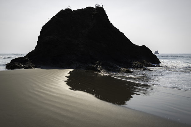 华盛顿州奥林匹克国家公园卡拉洛奇海滩剪影岛和海浪的抽象几何。图片下载