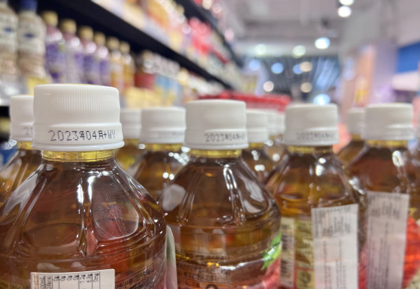 超市里的瓶装草药饮料图片下载