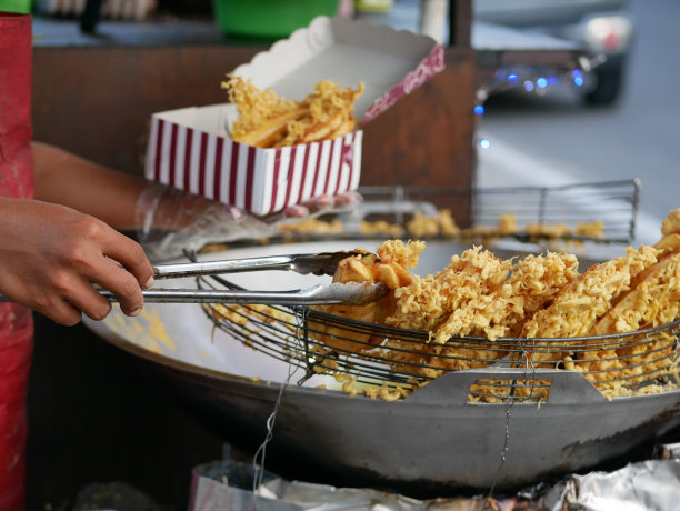 街头印尼炸香蕉烹饪：街头美食，当地食物图片下载