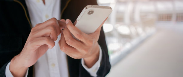 接近商人手握智能手机查看来自公司的电子邮件或使用投资应用程序交易股票市场的商业技术概念图片下载
