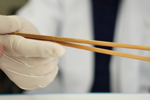 生活方式:近景，一位医生拿着一双传统的筷子。图片下载