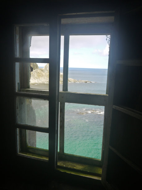 与阳光透过窗户照射到黑暗的房间形成鲜明的对比图片下载