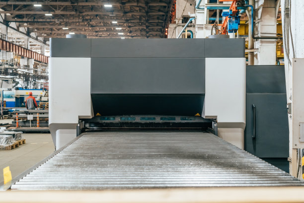 工厂中用于加工金属的工业自动化机器图片下载