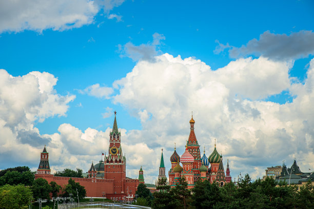 红场上的圣巴西尔大教堂和克里姆林宫墙塔。图片下载