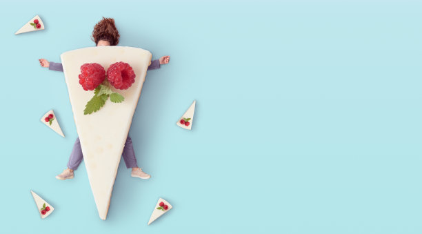 体态丰腴女孩吃甜点，快餐概念，蓝色背景图片下载