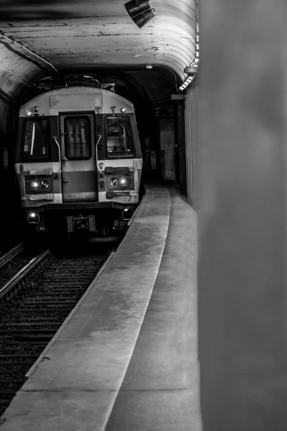 火车在城市景观中到站。火车的到来。图片下载