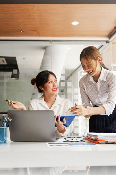 商务亚洲人在现代化的办公室里讨论，一小群亚洲女性销售团队的员工聪明的解决方案数据图表结果工作报告在办公室的桌子上讨论。图片下载