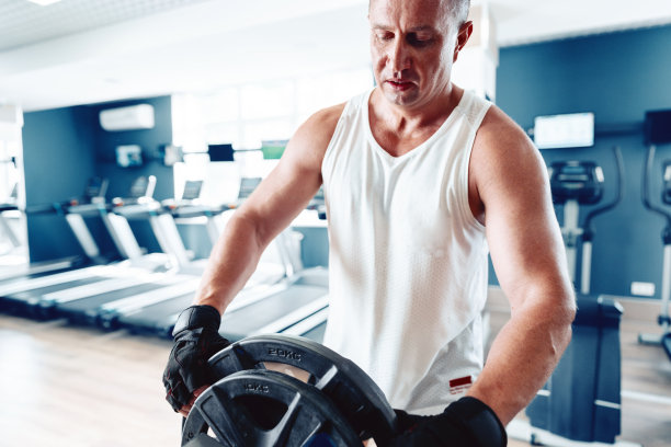 一个健美的中年男子在体育馆里训练图片下载