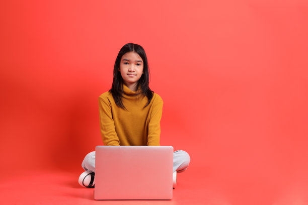 色彩斑斓的亚洲孩子图片下载