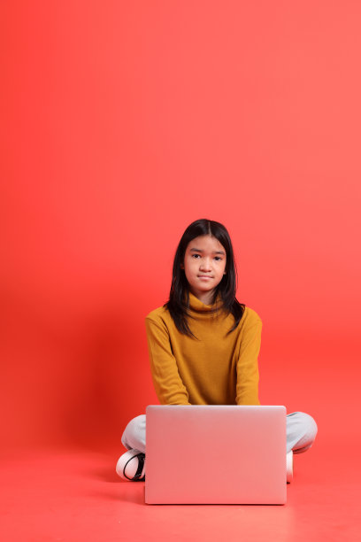 色彩斑斓的亚洲孩子图片下载