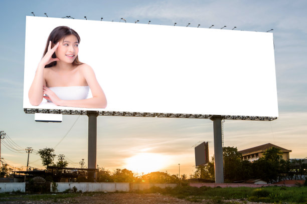 美丽迷人的年轻亚洲妇女的肖像摆脸和坐在白色的桌子广告广告牌空白户外广告海报或空白广告牌广告图片下载