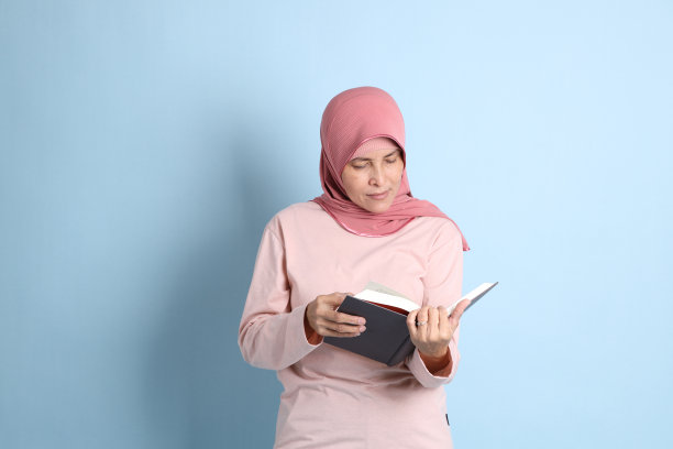 与戴头巾的女人图片下载