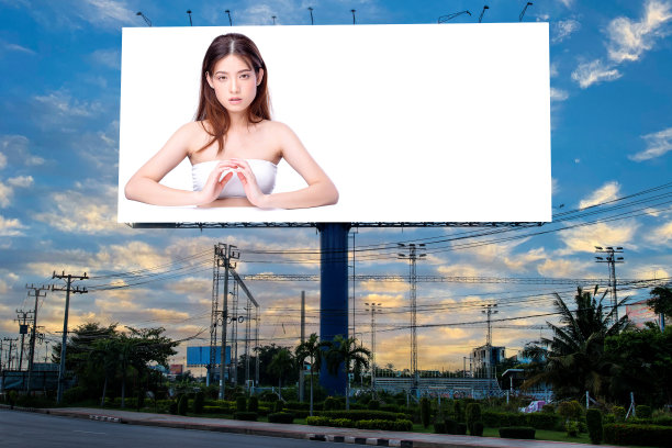 美丽迷人的年轻亚洲妇女的肖像摆脸和坐在白色的桌子广告广告牌空白户外广告海报或空白广告牌广告图片下载