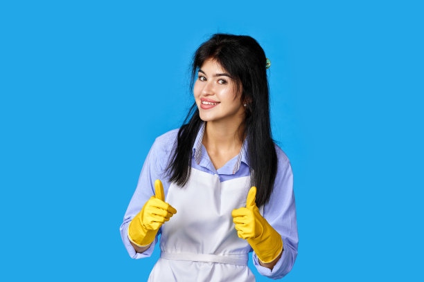 戴着手套和干净围裙的妇女显示良好迹象图片下载