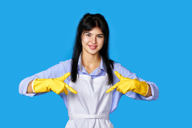 戴着橡胶手套的女人用手指指着自己图片下载