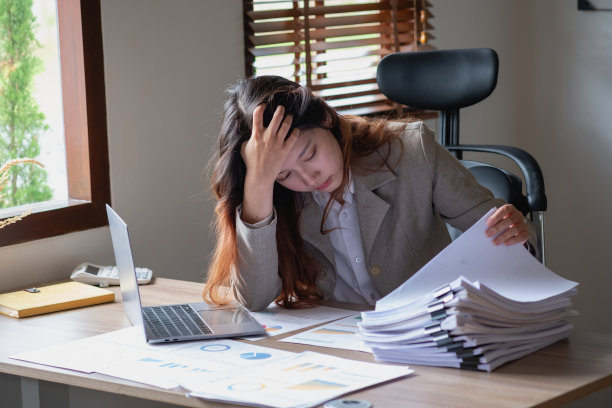 疲劳综合症的概念。职业女性在工作中感到不舒服。这是由压力引起的，由于不成功的工作和较少的休息。向精神病专家咨询。图片下载