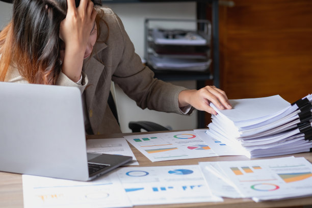 疲劳综合症的概念。职业女性在工作中感到不舒服。这是由压力引起的，由于不成功的工作和较少的休息。向精神病专家咨询。图片下载