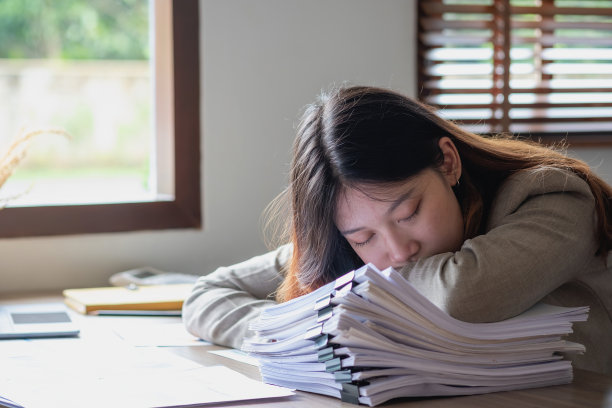 疲劳综合症的概念。职业女性在工作中感到不舒服。这是由压力引起的，由于不成功的工作和较少的休息。向精神病专家咨询。图片下载