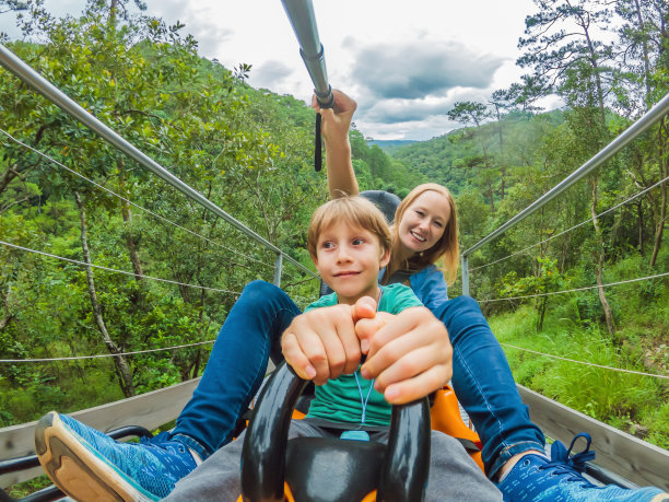 在高山过山车上的母子图片下载
