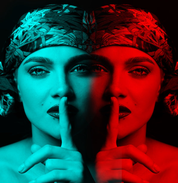 美丽的女人头上戴着围巾，用手指做沉默的手势，RGB分色效果图片下载