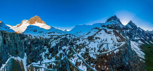鸟瞰图巨魔壮观的驾驶道路在雪景图片下载