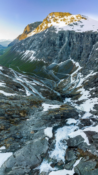 从上面看，积雪的巨魔大道蜿蜒曲折图片下载