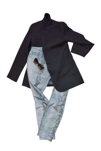 白色背景中隔离的女装、裤子、外套和太阳镜(裁剪路径)图片下载