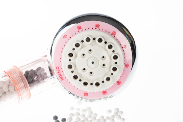 淋浴喷头与过滤器隔离在白色背景图片下载