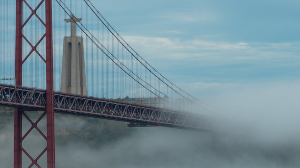里斯本4月25日大桥雾中交通航拍图片下载